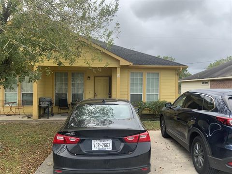 Photo of 3106 Grassmere Street #A/B, Houston, TX 77051 (MLS # 11602169) Photo of 3106 Grassmere Street #A/B, Houston, TX 77051 (MLS # 11602169)