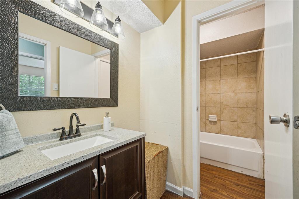 5709 Cripple Brook Court, Houston, Texas image 11