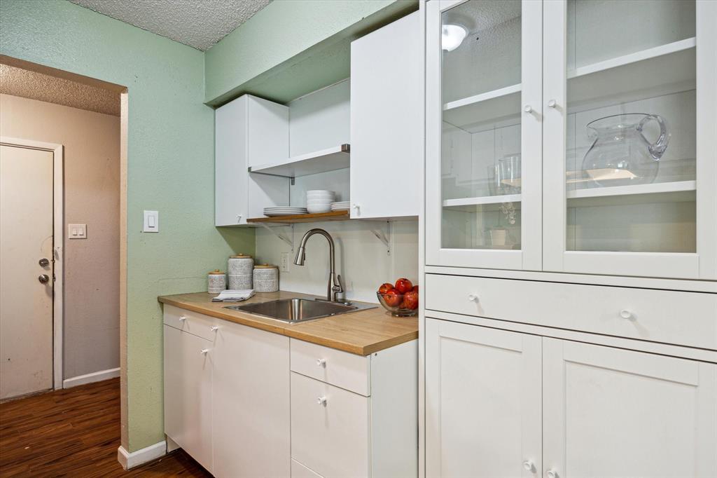 5709 Cripple Brook Court, Houston, Texas image 8