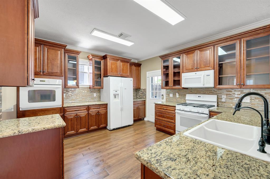 2718 Sandpebble Drive, Seabrook, Texas image 11