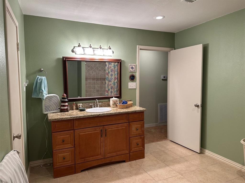 103 Longhorn Drive, Palestine, Texas image 32