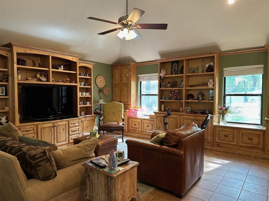 103 Longhorn Drive, Palestine, Texas image 6