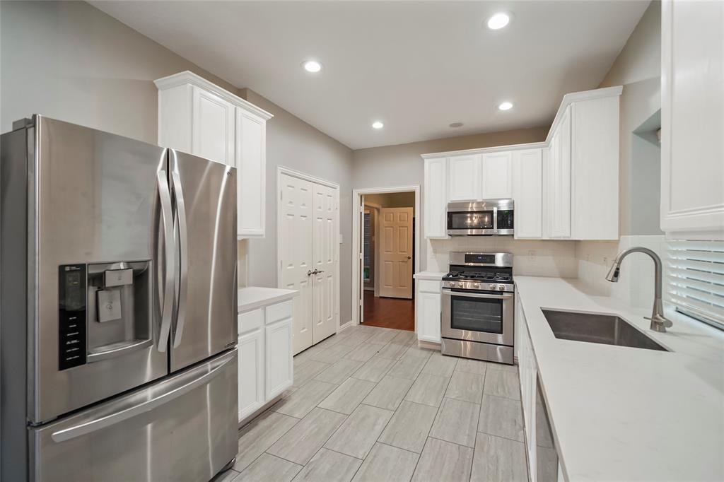 2 Florian Court, The Woodlands, Texas image 5