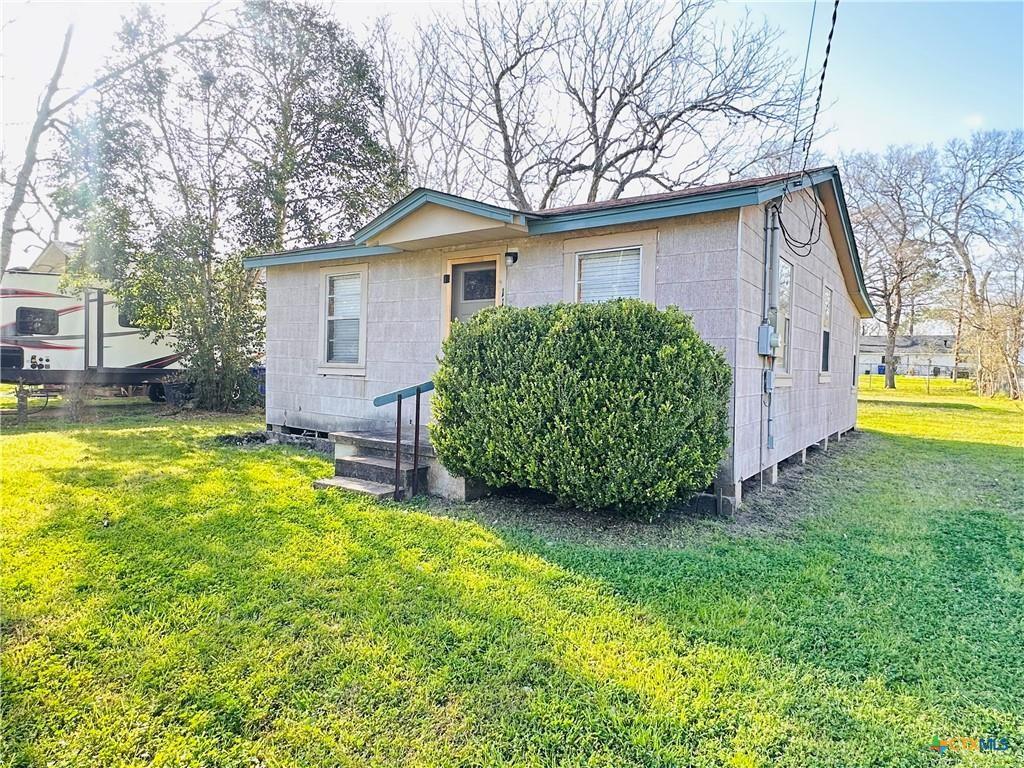 111 Theresa Street, Yoakum, Texas image 2