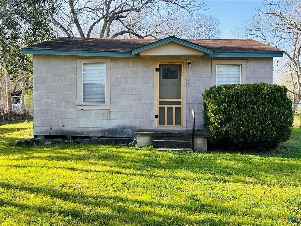 111 Theresa Street, Yoakum, Texas image 1