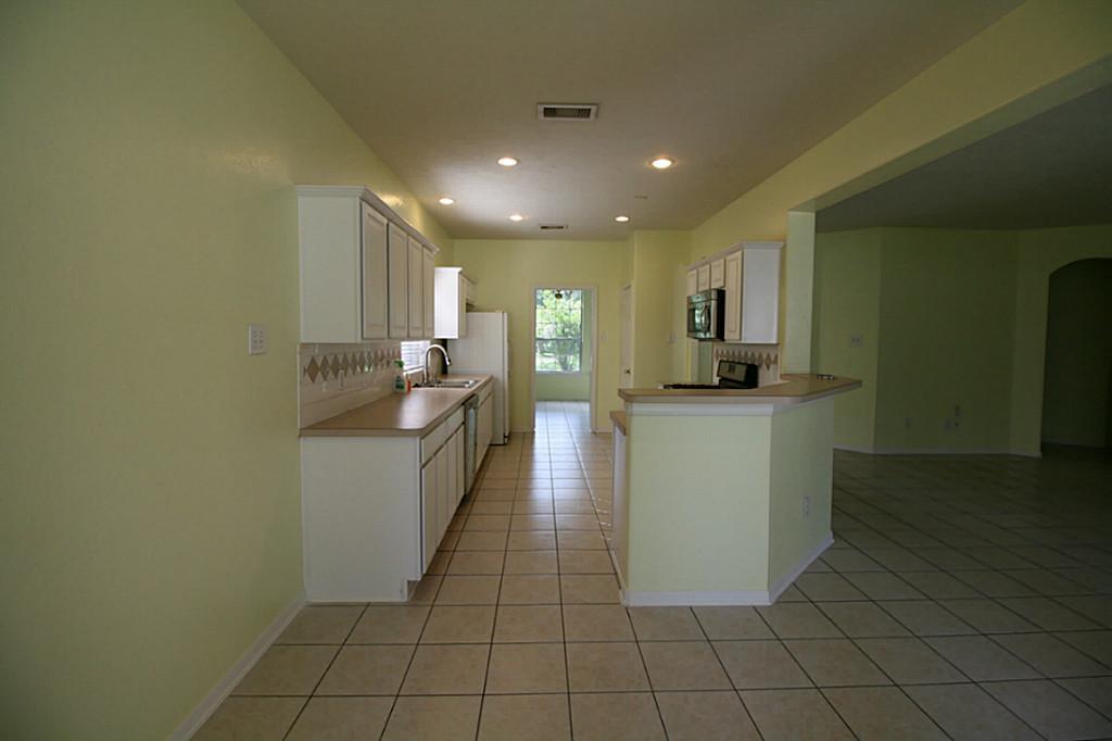 105 N Hollylaurel Circle, The Woodlands, Texas image 5