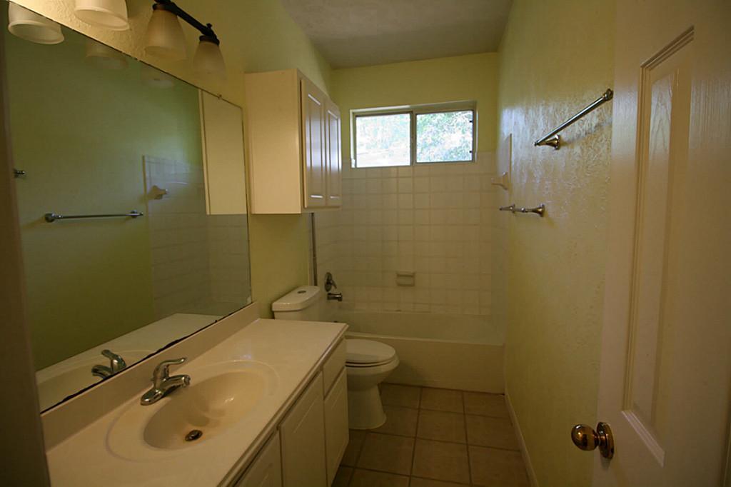 105 N Hollylaurel Circle, The Woodlands, Texas image 12