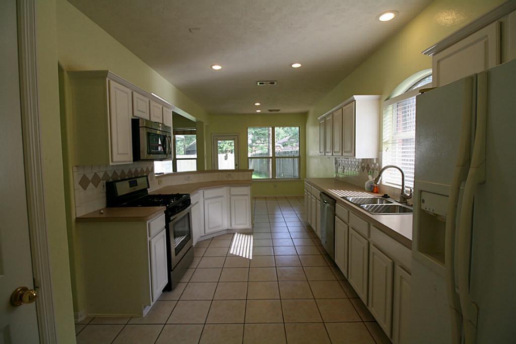 105 N Hollylaurel Circle, The Woodlands, Texas image 6