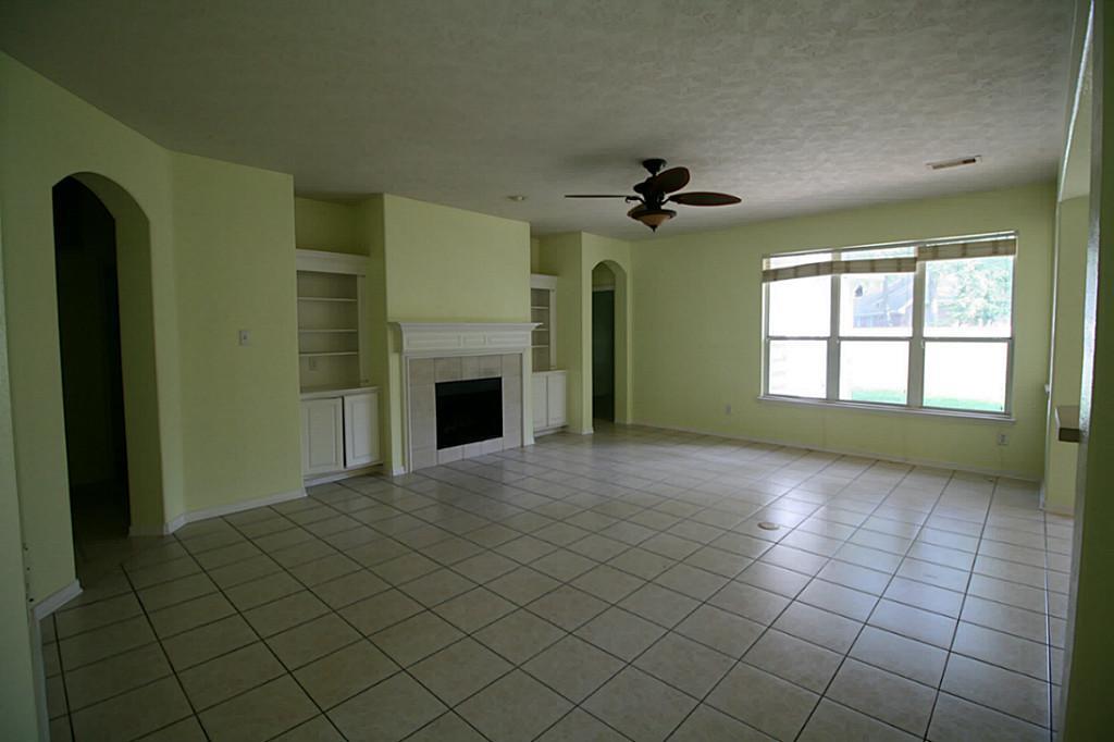 105 N Hollylaurel Circle, The Woodlands, Texas image 3