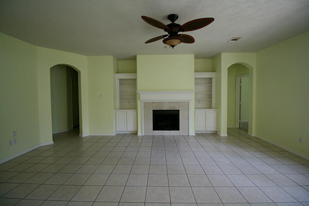 105 N Hollylaurel Circle, The Woodlands, Texas image 4
