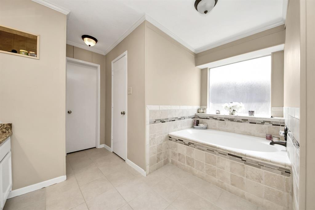 2815 Sailors Moon Drive, Friendswood, Texas image 33