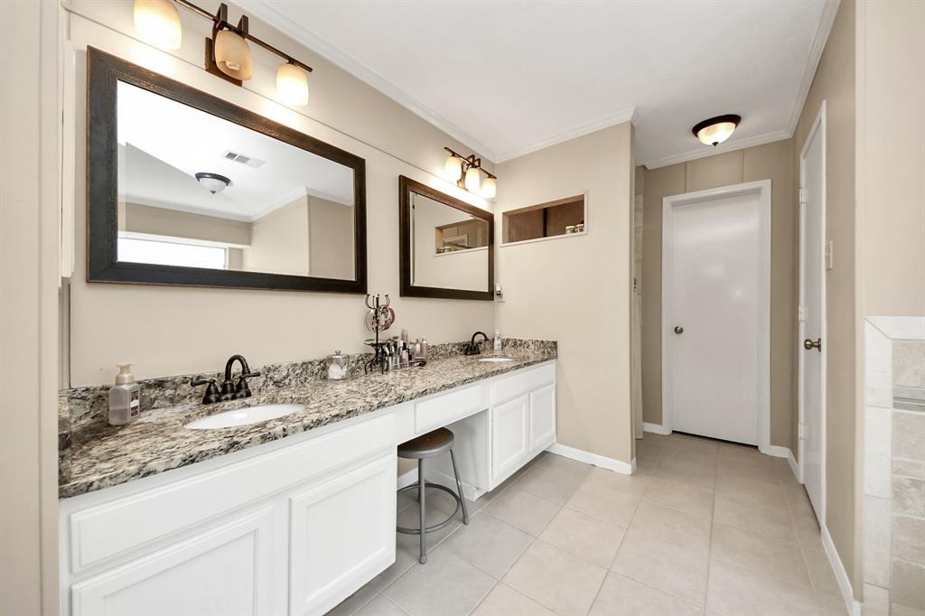 2815 Sailors Moon Drive, Friendswood, Texas image 32