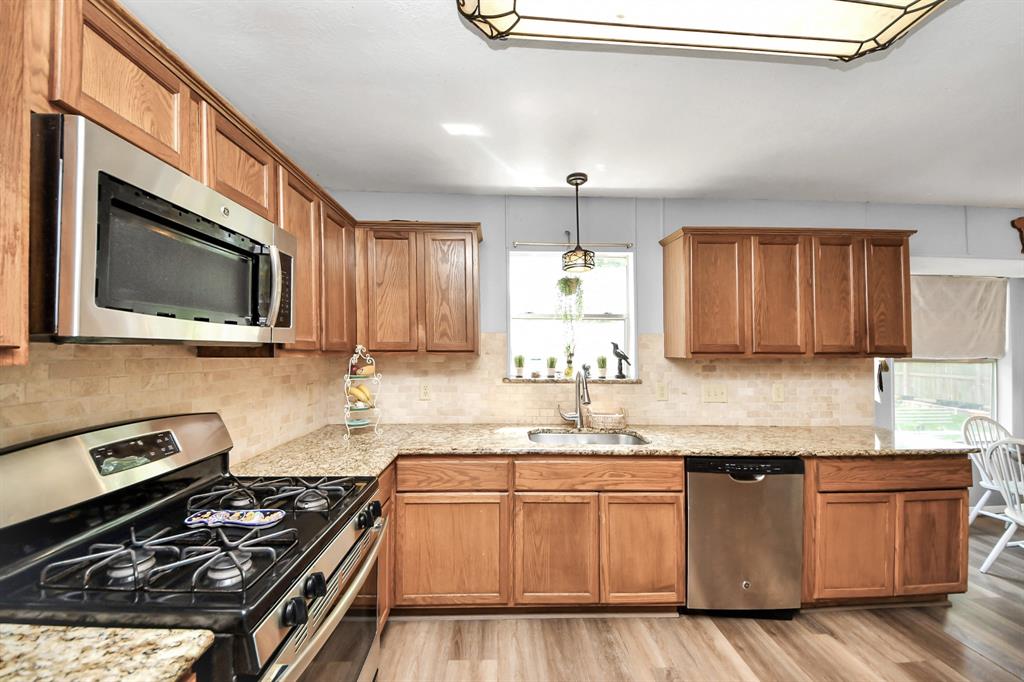 2815 Sailors Moon Drive, Friendswood, Texas image 11