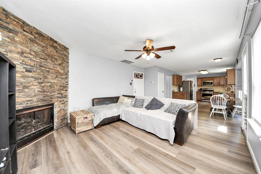2815 Sailors Moon Drive, Friendswood, Texas image 21