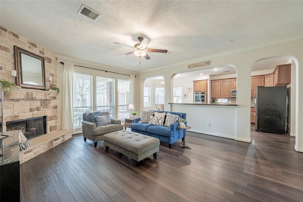 114 S Bluff Creek Circle, The Woodlands, Texas image 2