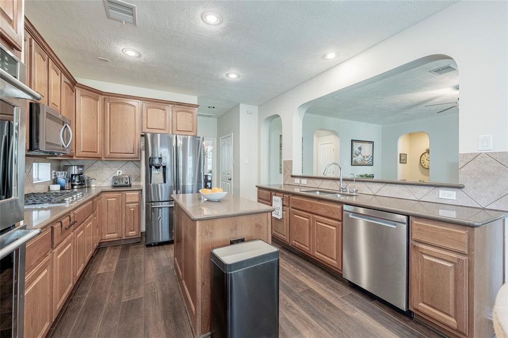 114 S Bluff Creek Circle, The Woodlands, Texas image 3