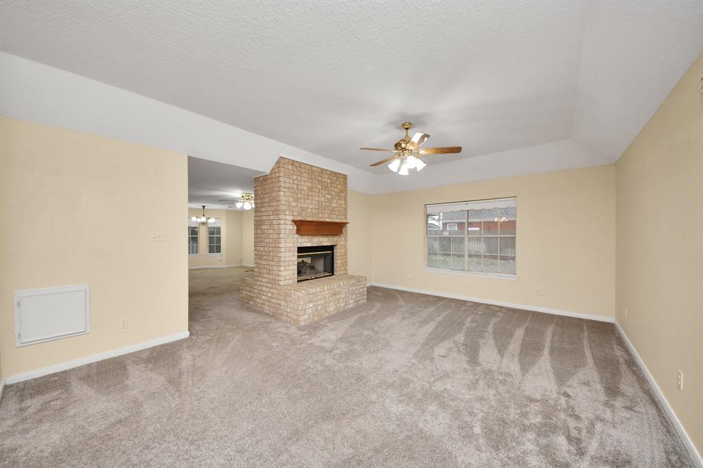 1306 Quail Hollow Lane, Sealy, Texas image 10