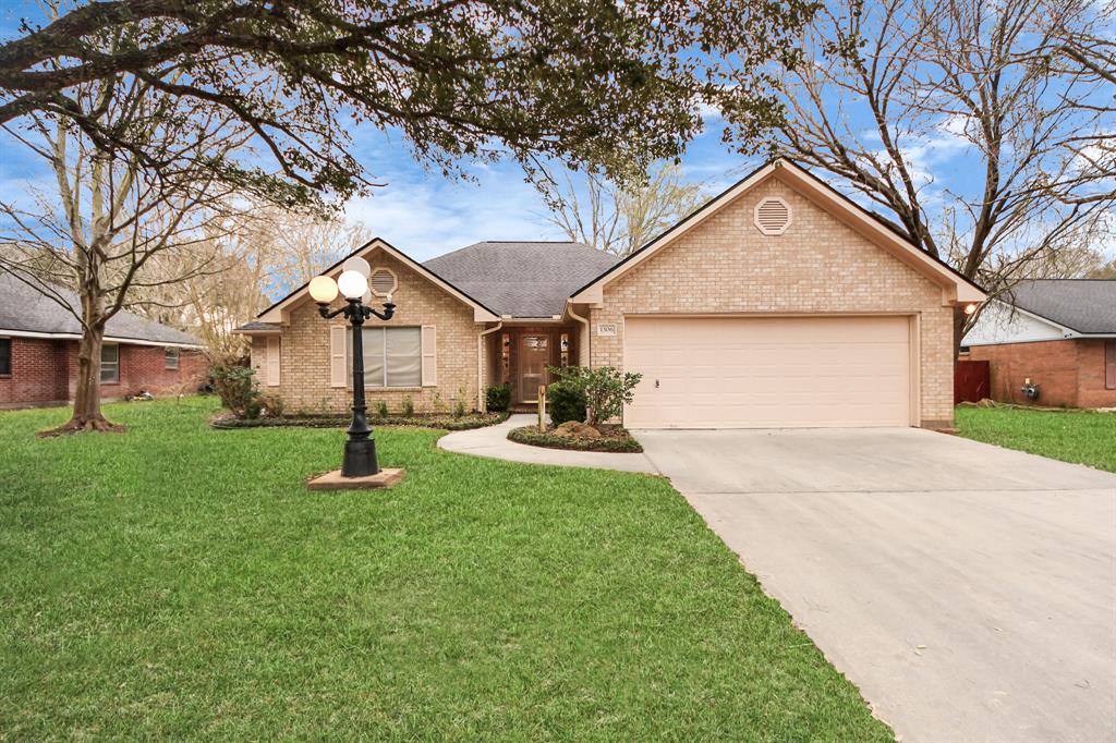 1306 Quail Hollow Lane, Sealy, Texas image 1