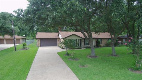 1410 E Houston Street Highlands TX 77562