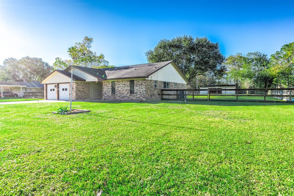 2021 County Road 966, Alvin, Texas image 2