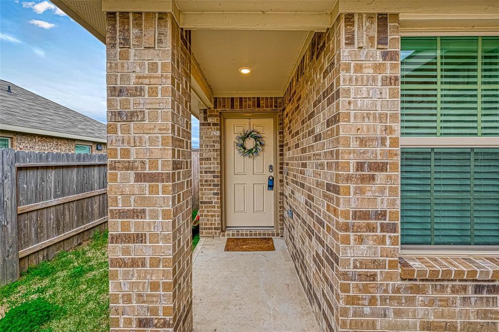 4238 Magnolia Bay Drive, Baytown, Texas image 1