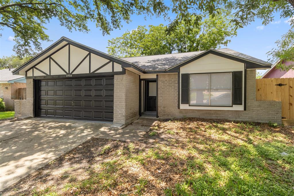 4904 Deerwood Circle, Baytown, Texas image 1