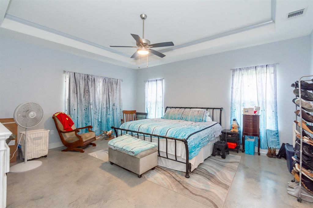 202 Horse Shoe Trail, Angleton, Texas image 18