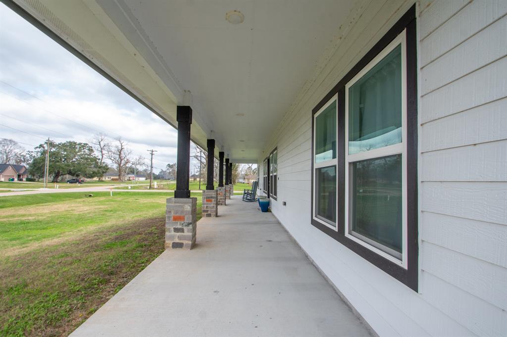 202 Horse Shoe Trail, Angleton, Texas image 2