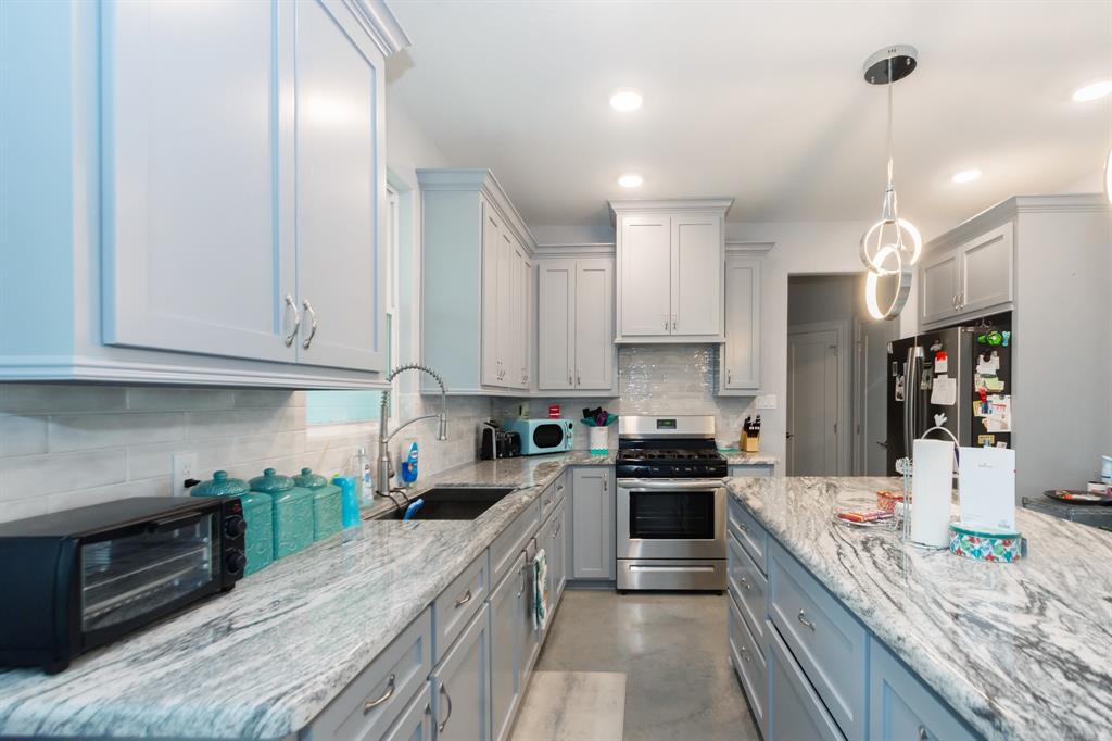 202 Horse Shoe Trail, Angleton, Texas image 17