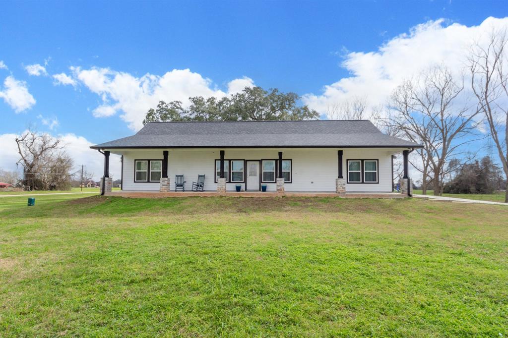 202 Horse Shoe Trail, Angleton, Texas image 1