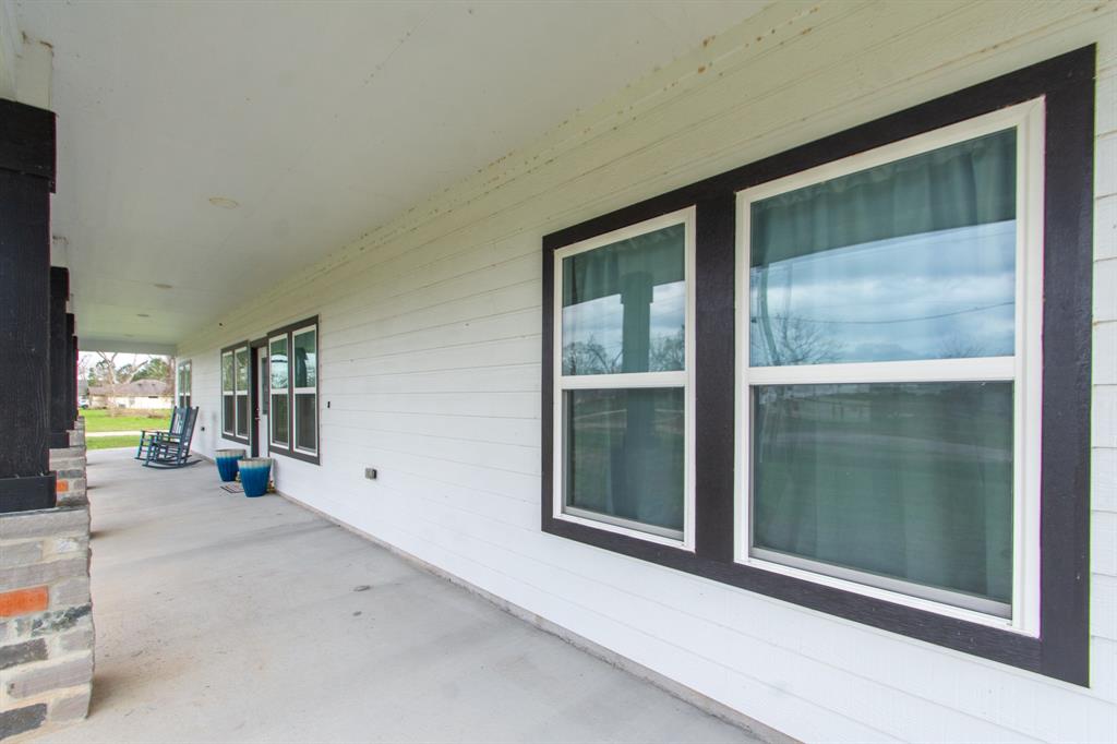 202 Horse Shoe Trail, Angleton, Texas image 3