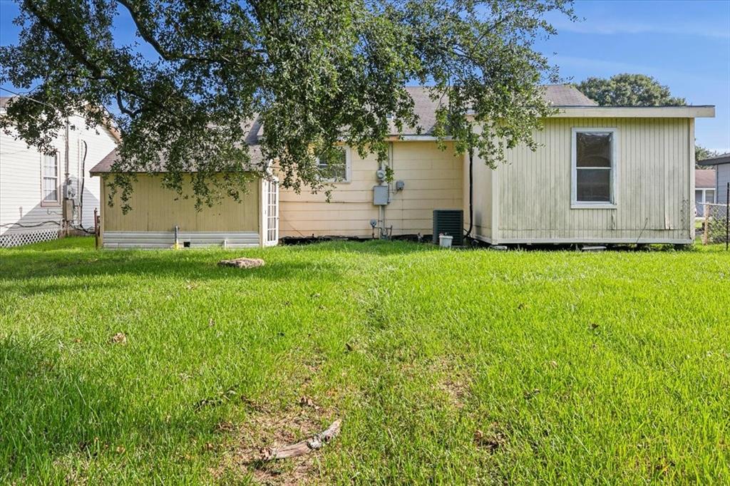 3125 South Drive, Groves, Texas image 4