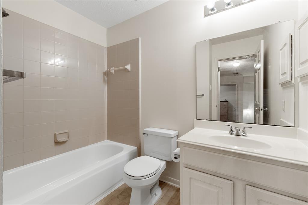 9615 Winter Run Drive, Houston, Texas image 16