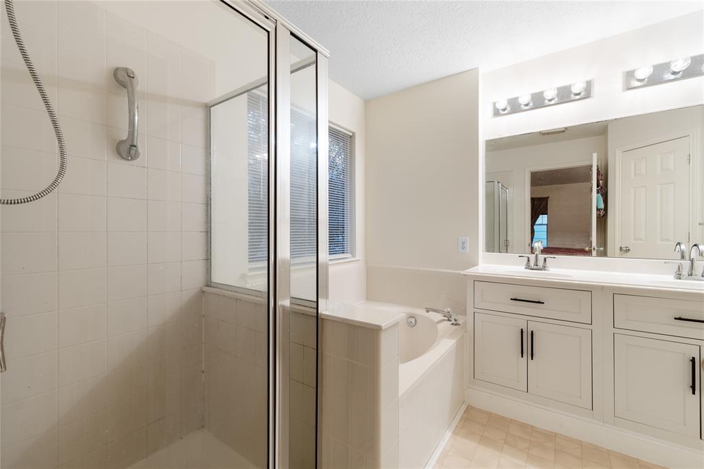 9615 Winter Run Drive, Houston, Texas image 13