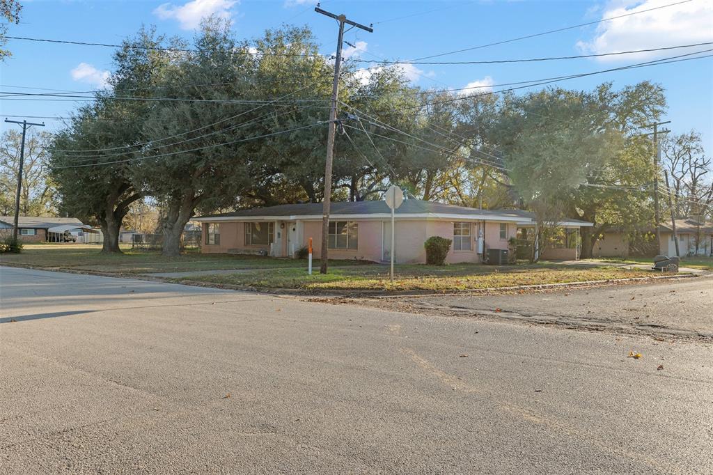 1002 S San Jose Street, Hearne, Texas image 3