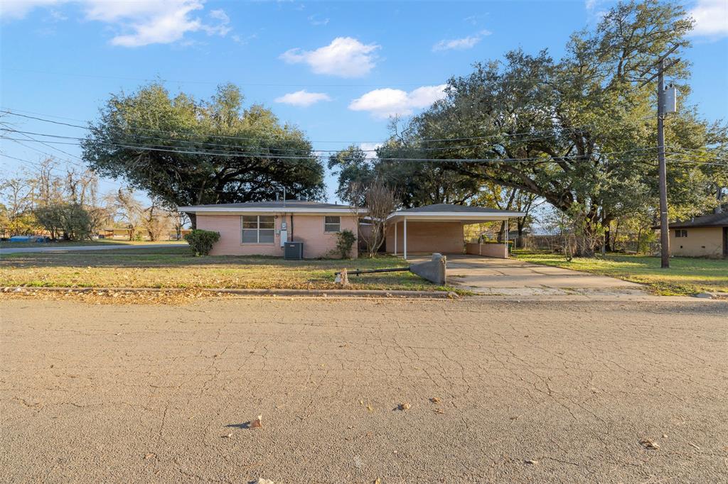 1002 S San Jose Street, Hearne, Texas image 2