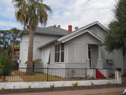 Single Family Residence in Galveston TX 2201 33rd Street 28.jpg