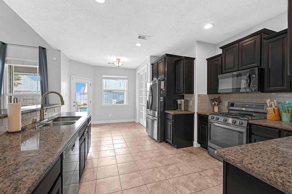 14402 Meadowlands Drive, Mont Belvieu, Texas image 4