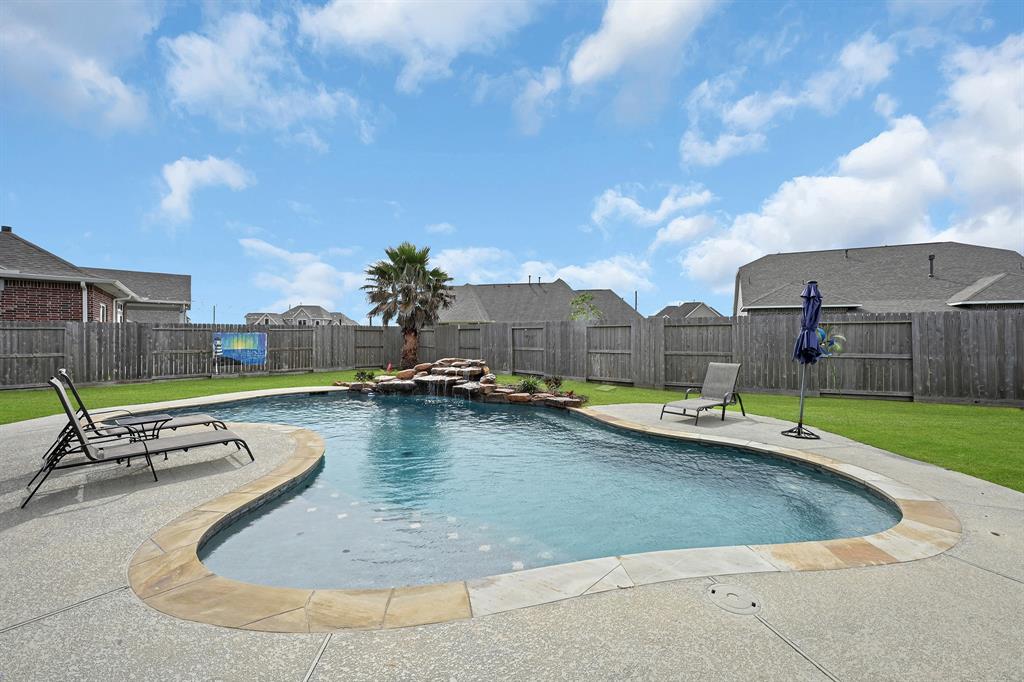 14402 Meadowlands Drive, Mont Belvieu, Texas image 1