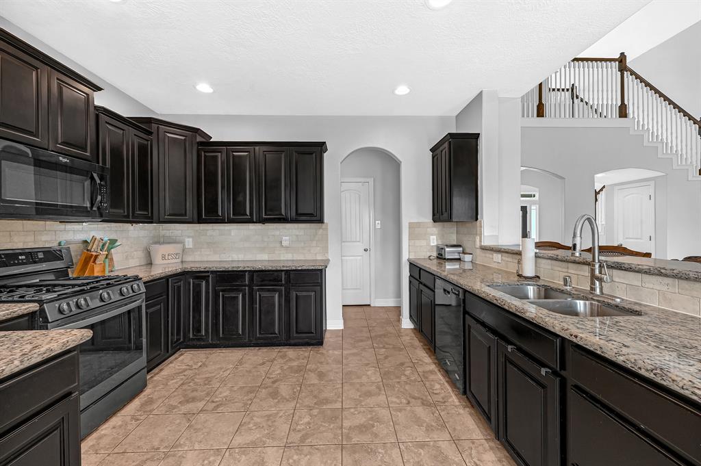14402 Meadowlands Drive, Mont Belvieu, Texas image 5