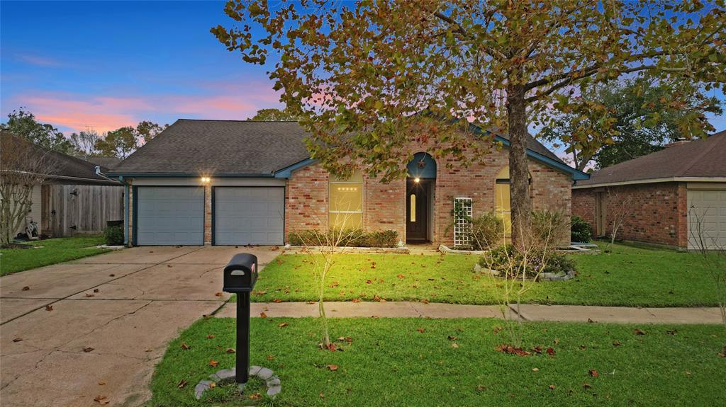 15815 Bougainvilla Lane, Friendswood, Texas image 3