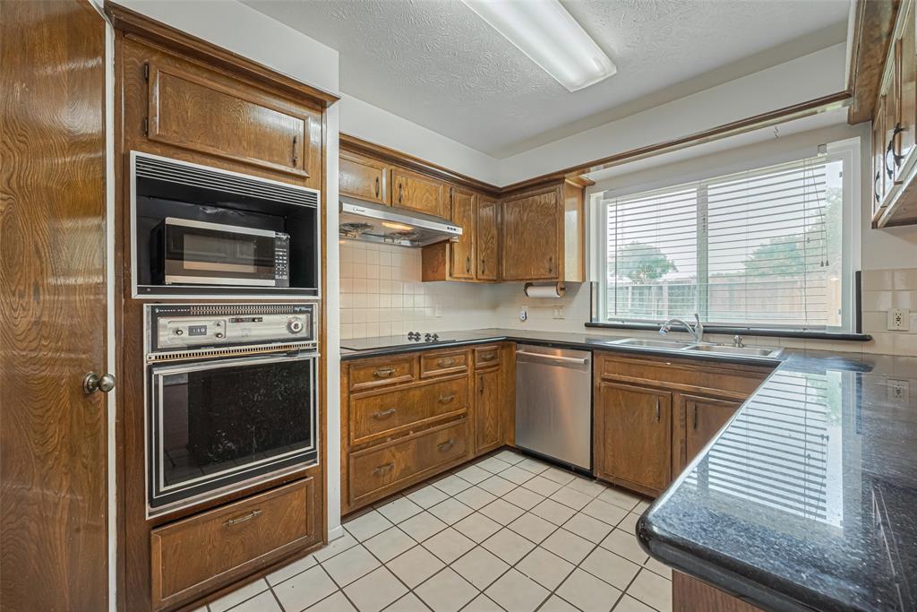 11935 Brook Meadows Lane, Meadows Place, Texas image 8