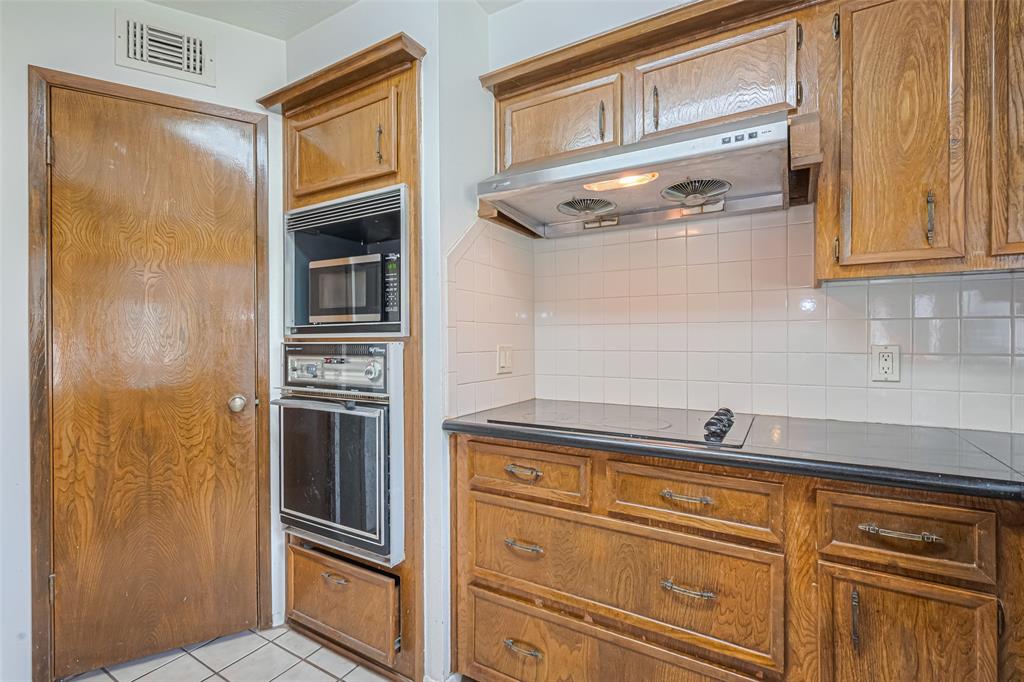 11935 Brook Meadows Lane, Meadows Place, Texas image 9
