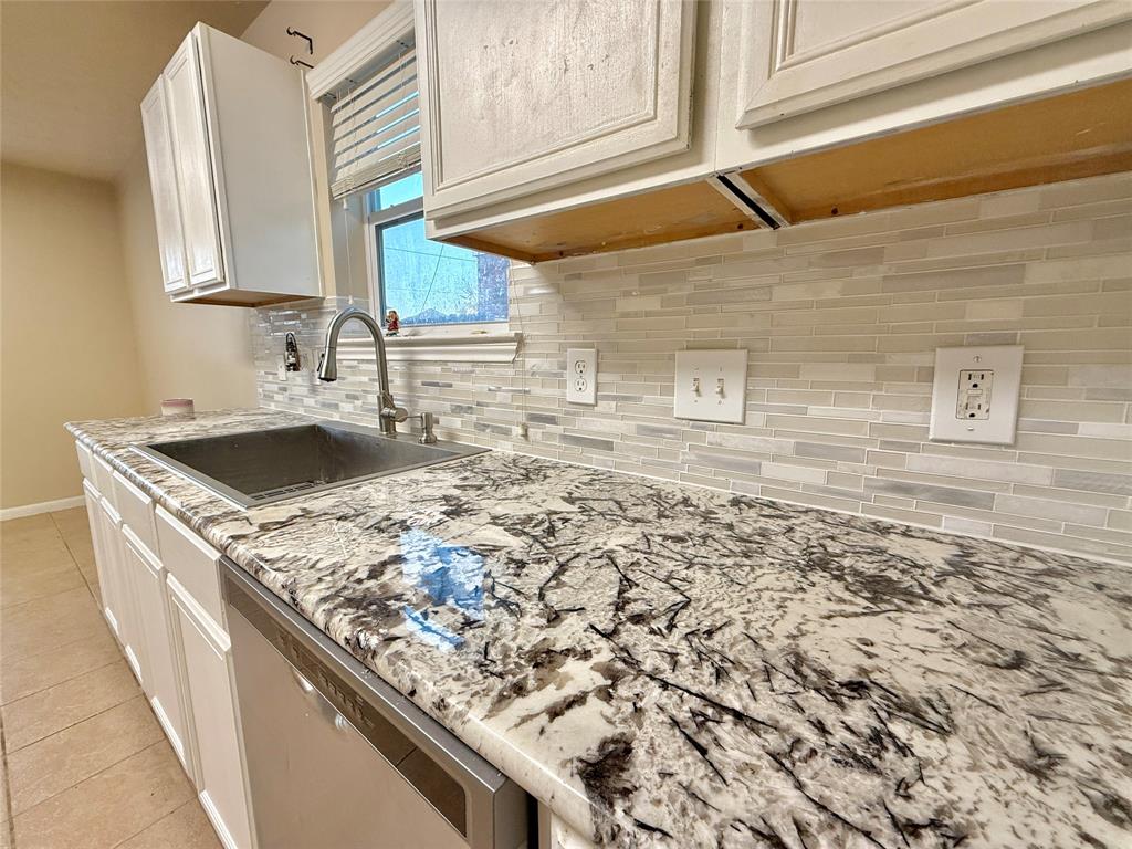 2042 Nichole Woods Drive, Houston, Texas image 13