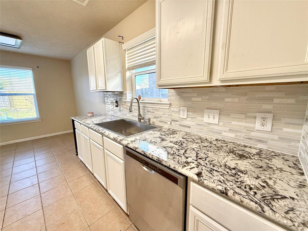 2042 Nichole Woods Drive, Houston, Texas image 10