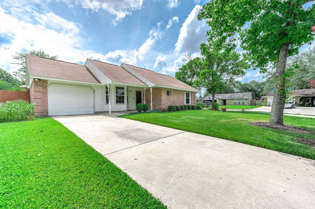 915 W Primrose Meadows Circle