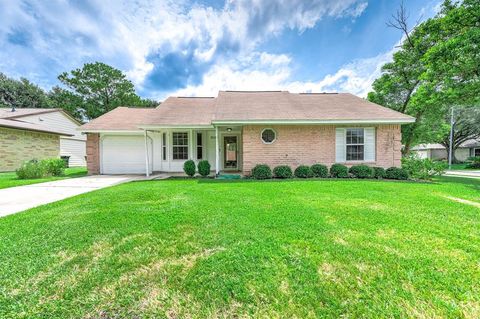Photo of 915 W Primrose Meadows Circle, Pearland, TX 77584 (MLS # 18016393)