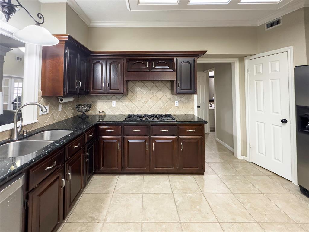 2202 Canterbury Court, Deer Park, Texas image 18