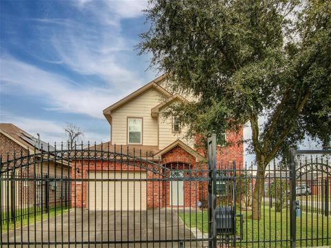 Single Family Residence in Houston TX 2915 Paige Street.jpg
