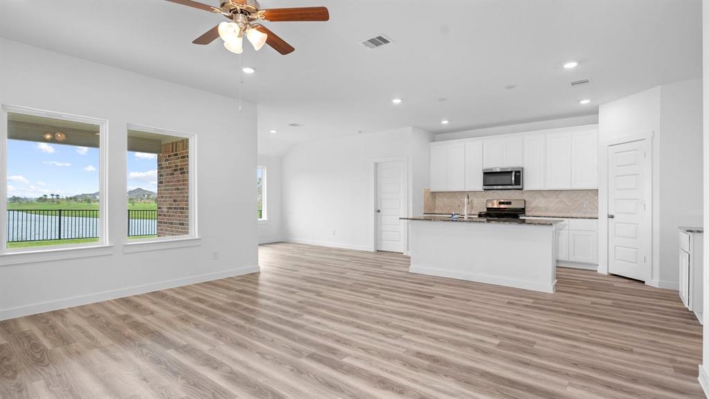 522 Robin Street, Angleton, Texas image 7
